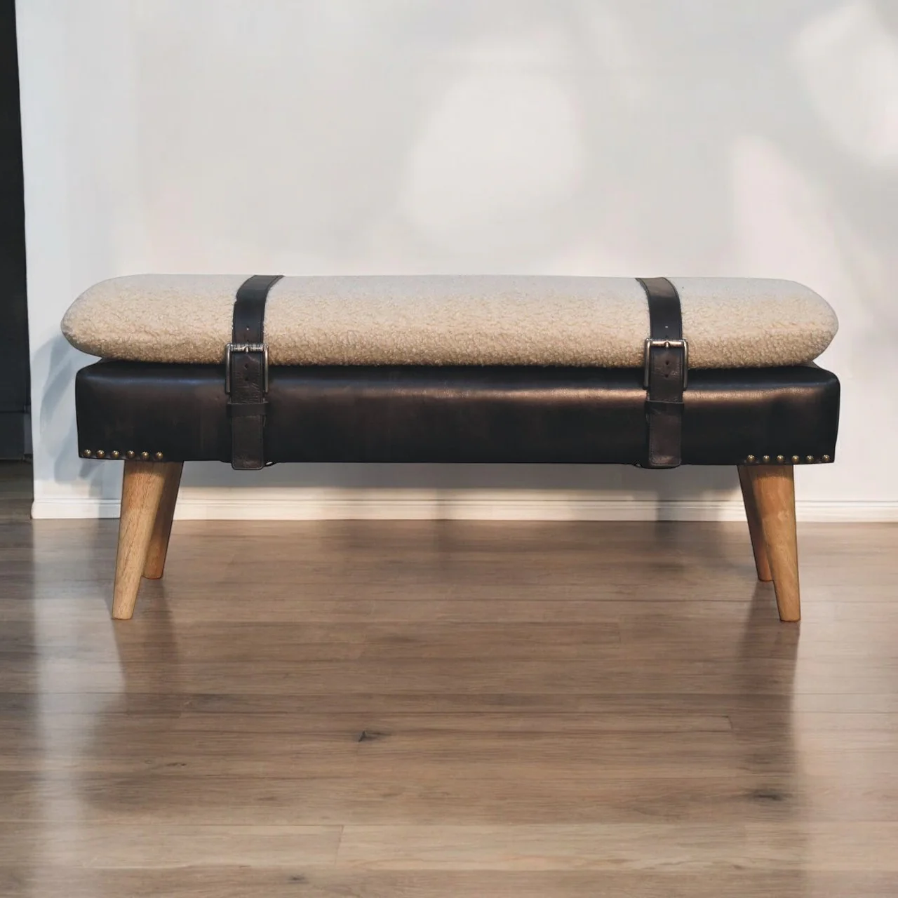 Artisan Furniture Massivholz gepolsterte Bouclé Buffalo Hide schwarze Lederbank, Braun & Creme - Image 2