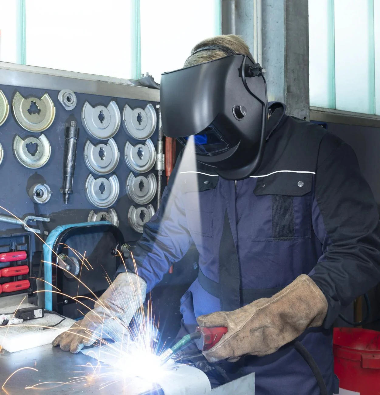 Automatik Schweißhelm mit LED – Ultraschneller Schutz für alle Schweißarten - Image 3