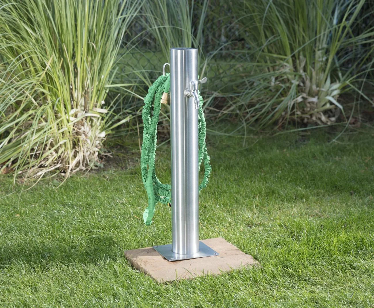 Edelstahl Wasserzapfsäule mit Schlauchhalter & 2 Auslaufhähnen für den Garten - Image 7