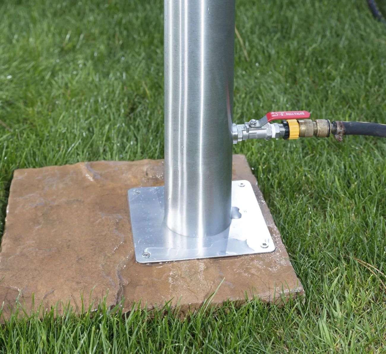Edelstahl Wasserzapfsäule mit Schlauchhalter & 2 Auslaufhähnen für den Garten - Image 8