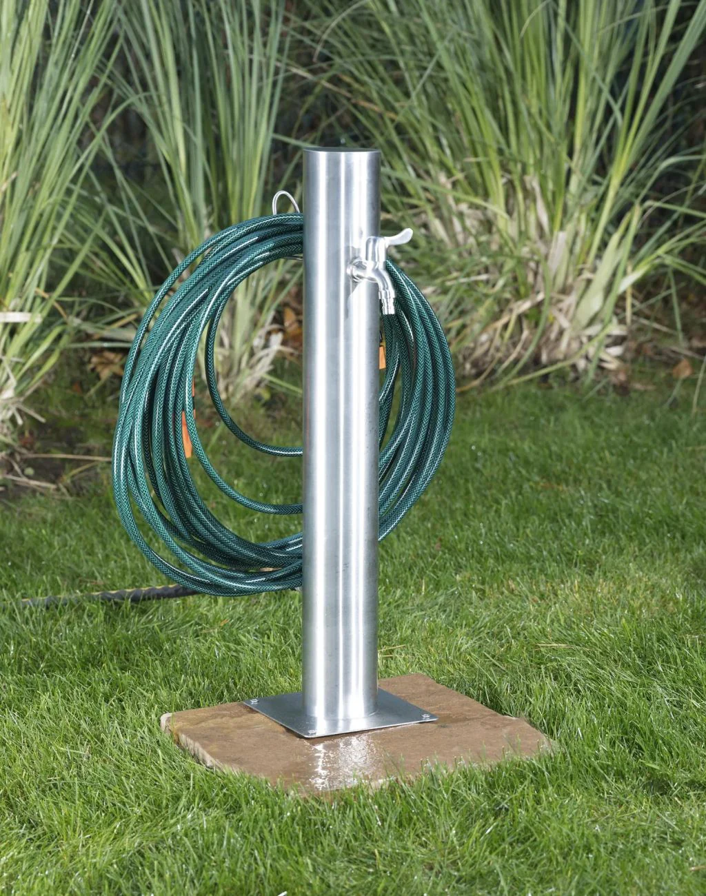 Edelstahl Wasserzapfsäule mit Schlauchhalter & 2 Auslaufhähnen für den Garten - Image 9