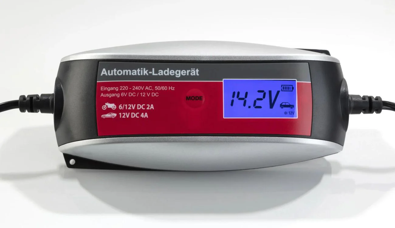Intelligentes LCD Batterieladegerät für 6/12V Akkus und Batterien - Image 3