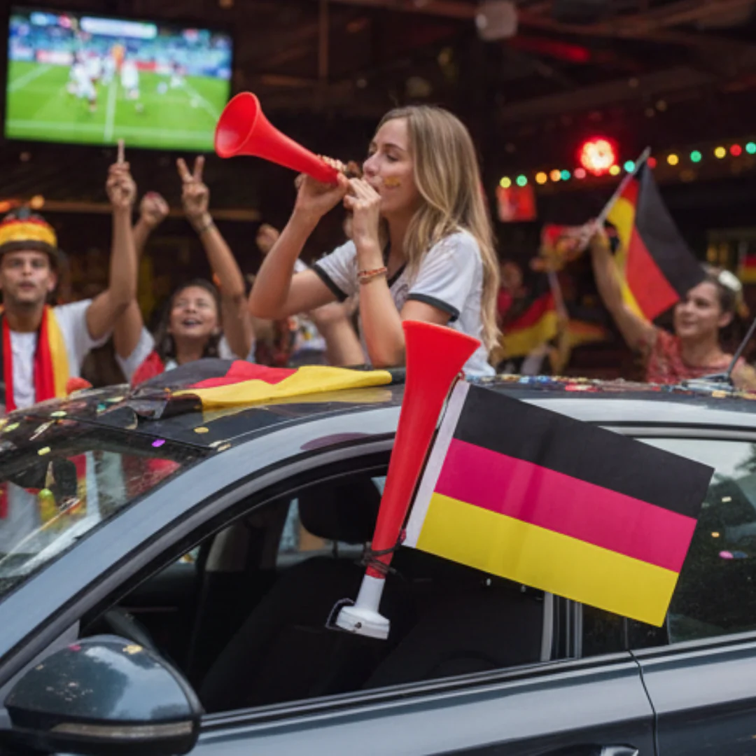 JUNG Tröte mit integrierter Deutschlandfahne Fanartikel Fußball WM 2026 Schwarz Rot Gold lautes - Image 2