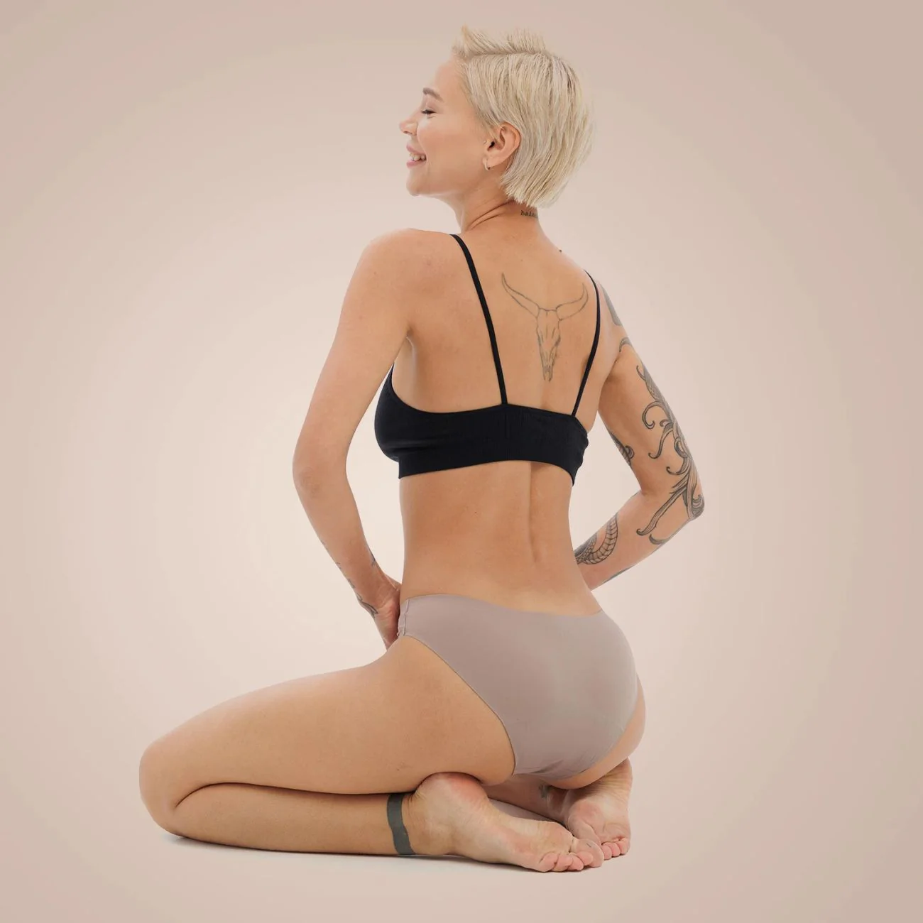 Nahtlose Periodenunterwäsche – Menstruationsslip aus Bio-Baumwolle, Beige XXL - Image 2
