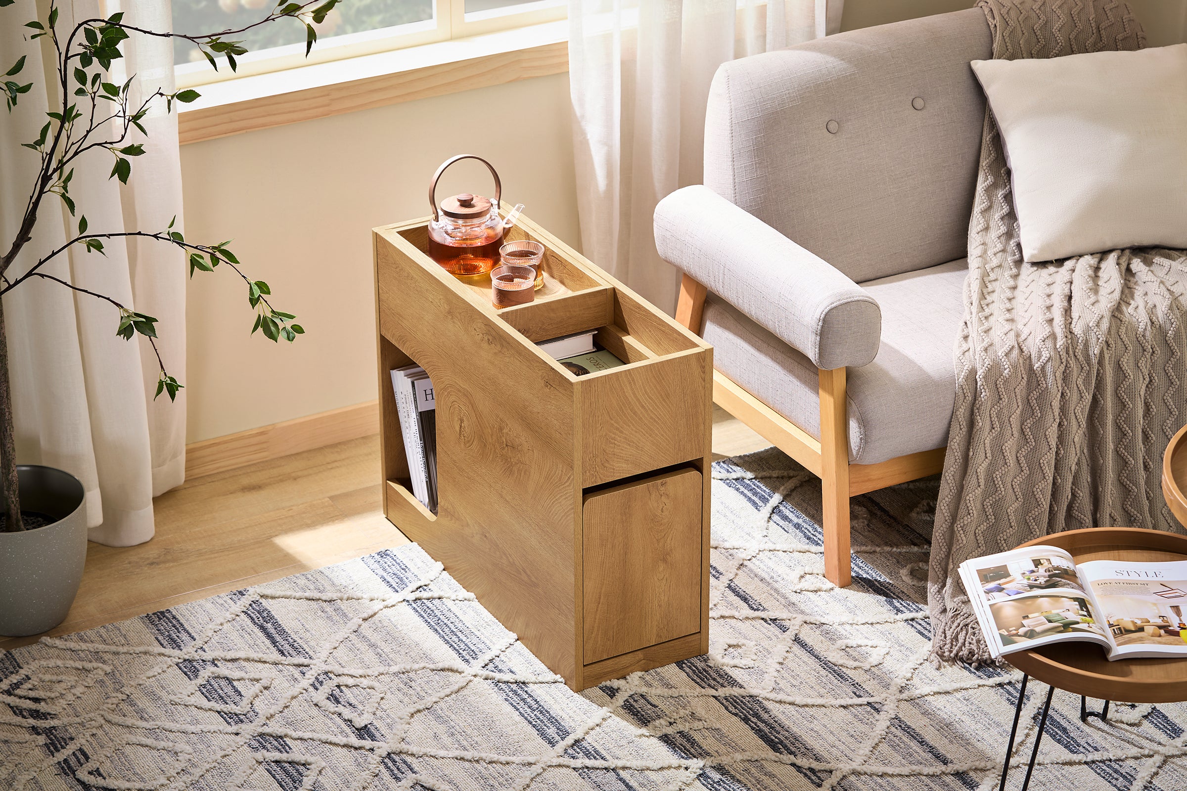 SoBuy schmaler Beistelltisch mit abnehmbarem Tablett und Schublade in Natur - Image 12